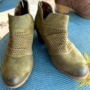 Women's Earth Origins Bootie Olive Suede 7.5 M
